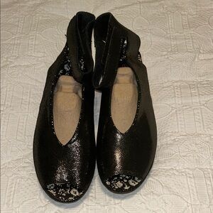 New Bernie Mev Size 39 Black Shimmer Wedges